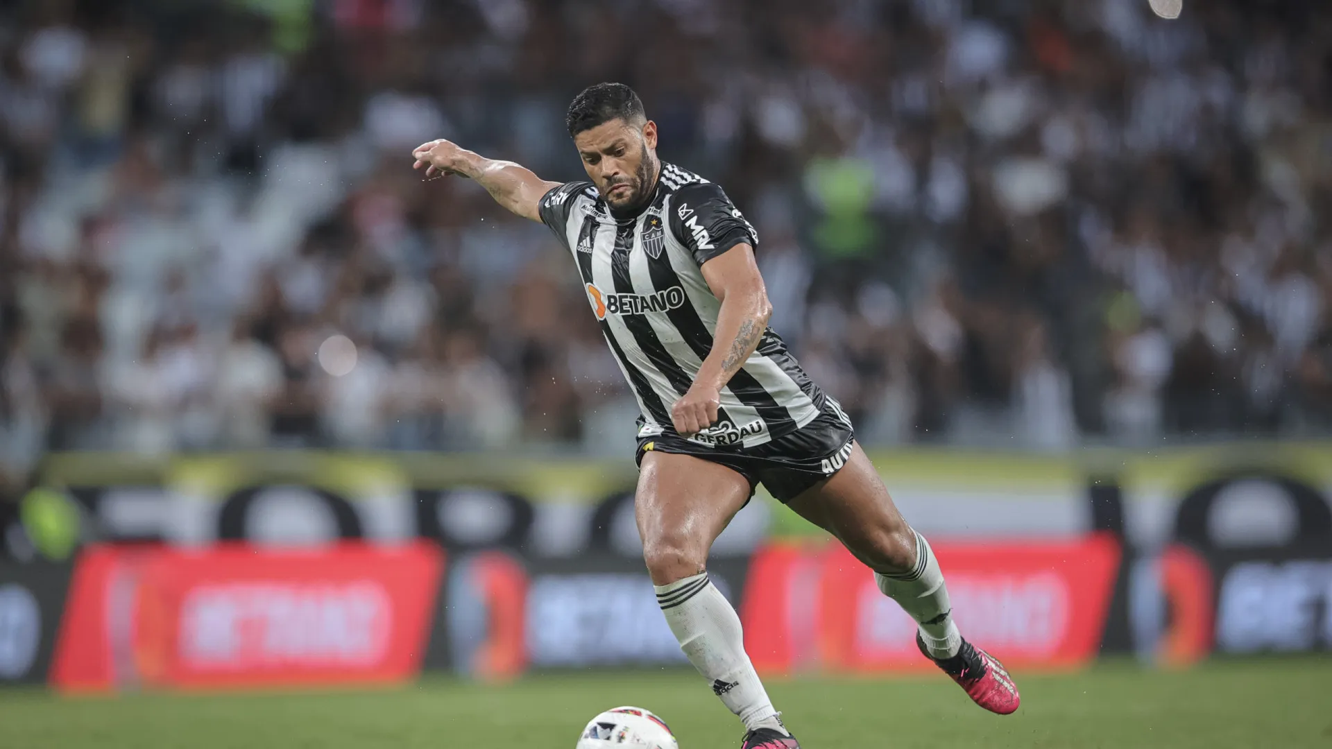 Atlético-MG vence o Cruzeiro com gols de Hulk e expulsão de Gabigol