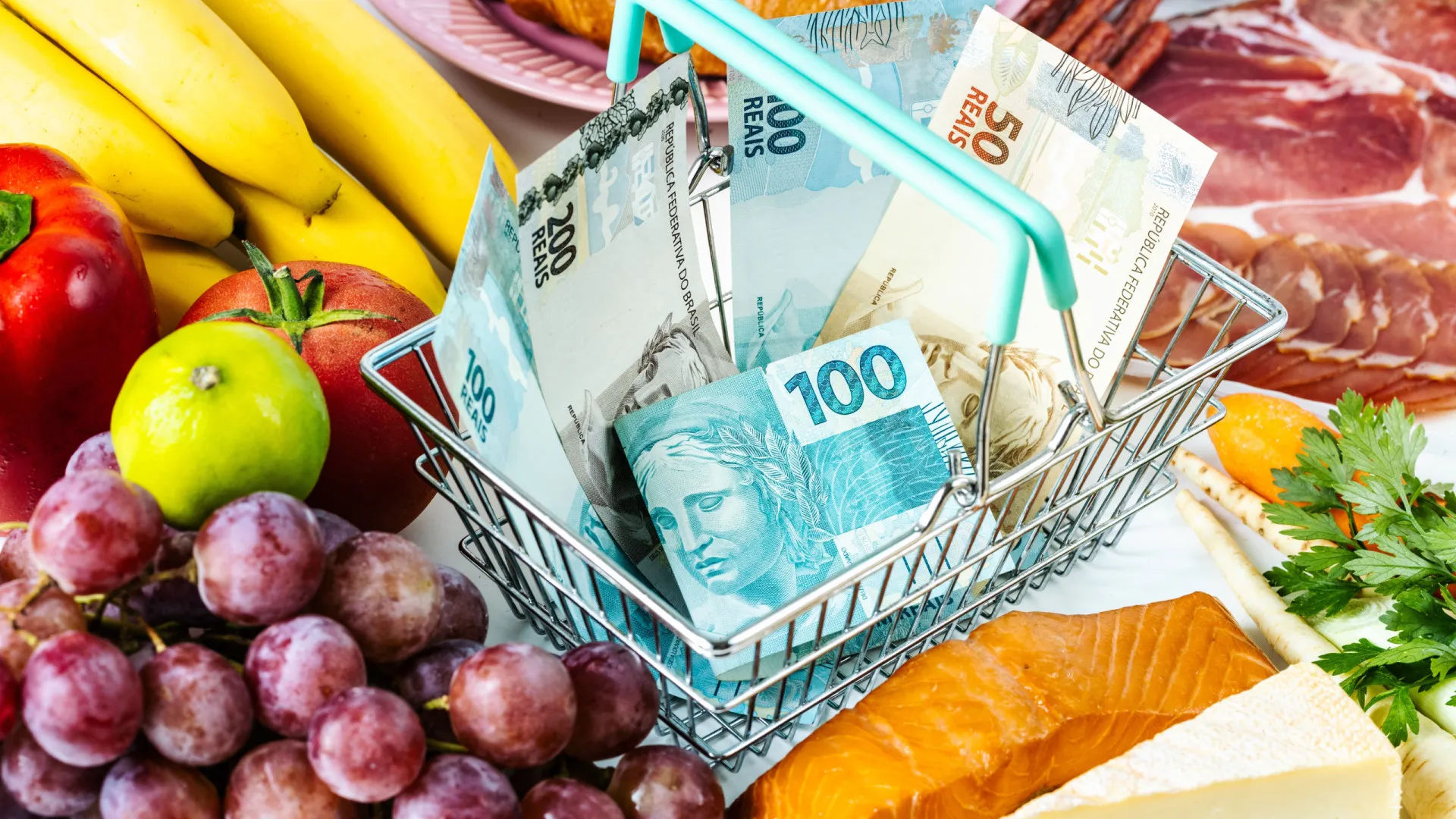 Consumidor já tira produto do carrinho de supermercado para driblar inflação