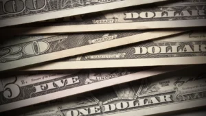 Dólar abre em leve queda nesta segunda-feira