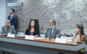 Reunião Ordinária. Presidente Executivo da Brasil Audiovisual Independente (BRAVI), Mauro Garcia. Vice-Presidente do Conselho de Comunicação Social , Patricia Bianco. Diretor da Agência Nacional do Cinema (Ancine), Sr. Paulo Alcoforado. Diretora da Associação das Produtoras Independentes do Audiovisual Brasileiro (API), Raquel Valadares.