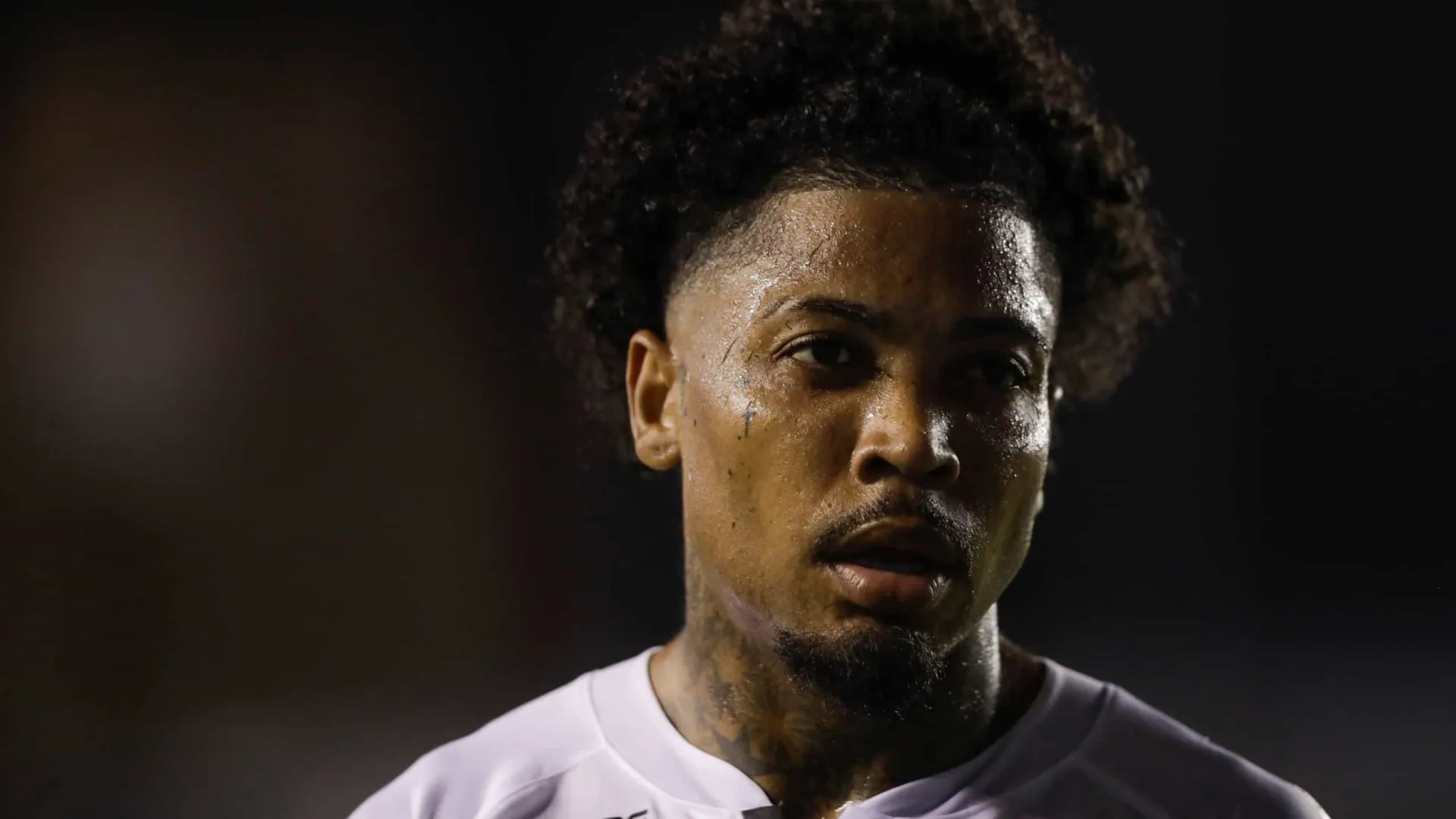 'Tive que vender meu passarinho para comprar chuteira', relembra Marinho