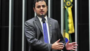 PT e PSOL tentam acordo para livrar Glauber Braga, mas centrão resiste