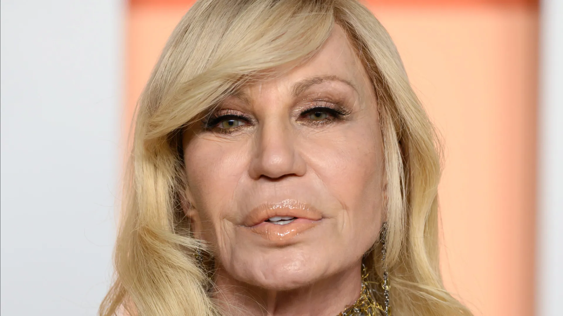 Donatella Versace chega aos 70 anos com legado fashion próprio e longe da sombra do irmão