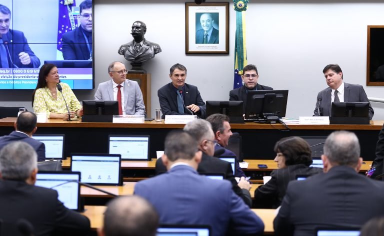 Instalação da Comissão e Eleição do Presidente e dos Vice-Presidente.