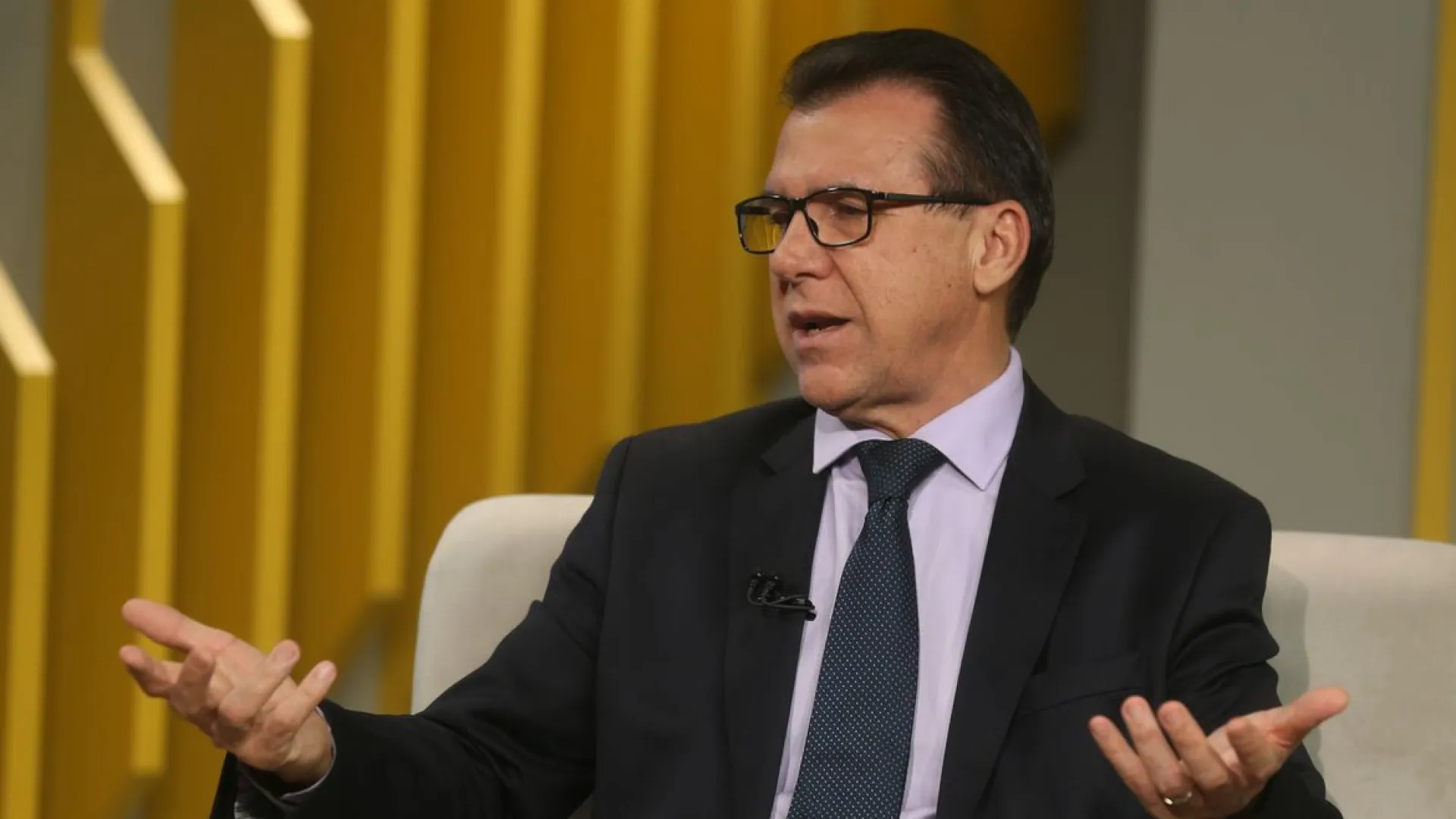 Ministro do Trabalho diz que economia vive 'mau momento' com juros e pede fim da escala 6x1