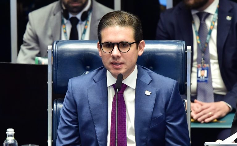 Deputado Hugo Motta fala ao microfone