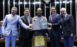 Sessão de encerramento - Closing session. Dep. Fausto Pinato (PP - SP); Presidente da Câmara dos Deputados, Hugo Motta (REPUBLICANOS - PB); Presidente da Câmara Baixa do Parlamento da Índia, Senhor Om Birla; Presidente do Senado Federal, Davi Alcolumbre (UNIÃO - AL) e Senador, Humberto Costa (PT - PE)