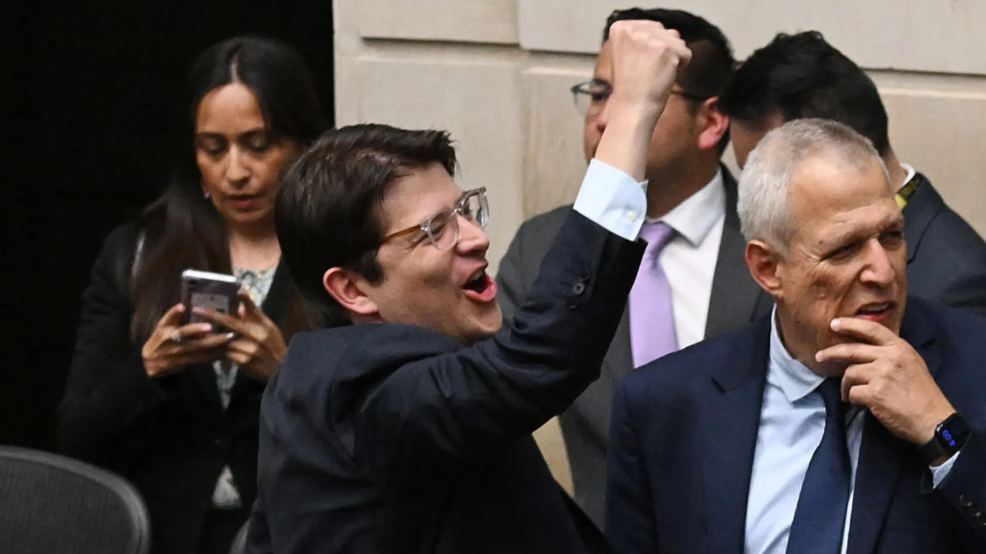 Pré-candidato à Presidência da Colômbia é baleado em palanque; vídeo