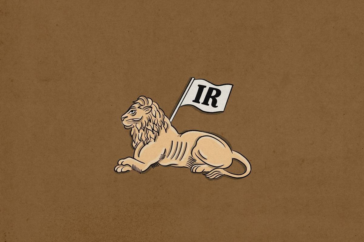 A imagem apresenta um leão deitado, com uma bandeira branca que possui as letras