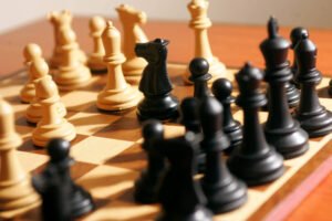 Líder religioso judeu via hierarquia celestial em peças de xadrez - 10/07/2025 - Juliana de Albuquerque