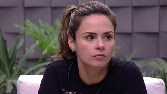 Ana Paula Renault faz desabafo sobre perseguição de fã