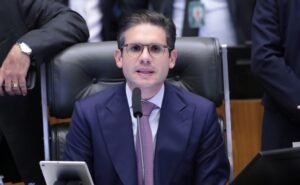 Motta preside a sessão do Plenário