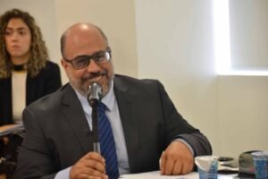 Homem de óculos, barba e bigode