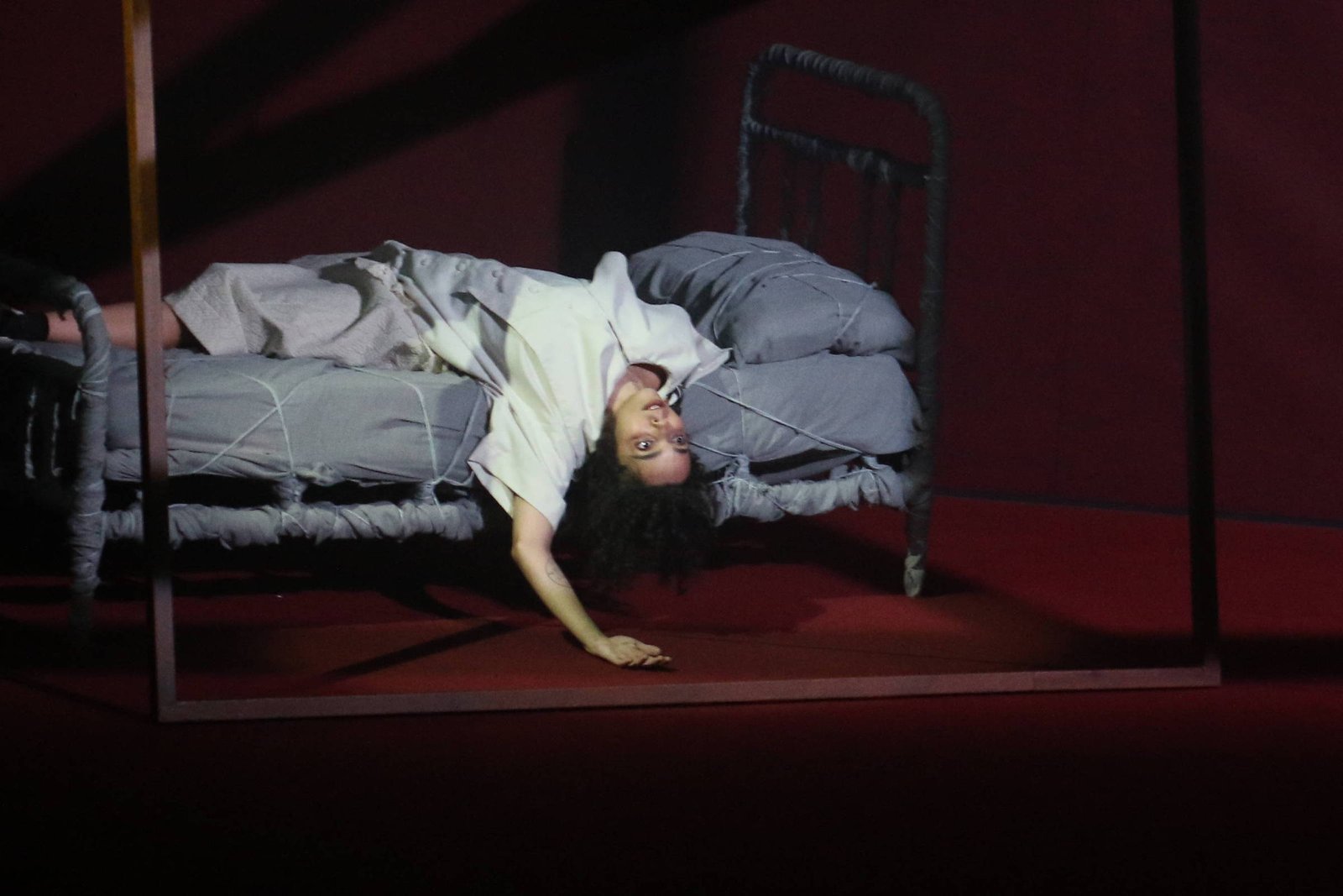 Terror e feminismo se fundem em peça no Sesc 24 de Maio - 07/08/2025 - Mise-en-scène