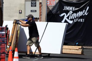 A imagem mostra um cenário de bastidores do programa