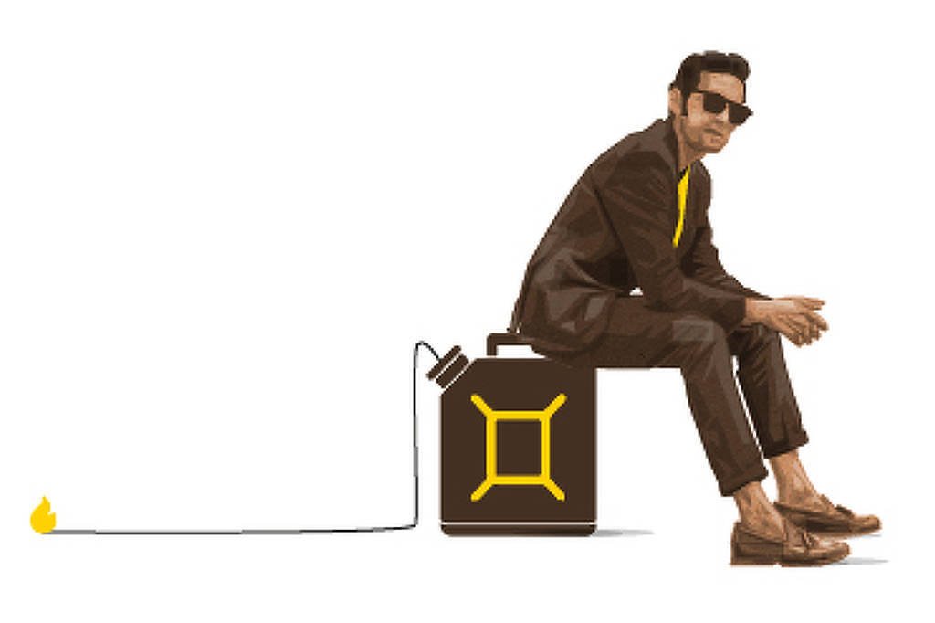 A imagem mostra um homem sentado em um galão de combustível. Ele está vestindo um terno escuro e óculos escuros, com uma camisa amarela. O galão tem um símbolo amarelo e uma mangueira conectada a ele, que se estende até uma pequena chama. O fundo é branco, destacando a figura do homem e o galão.