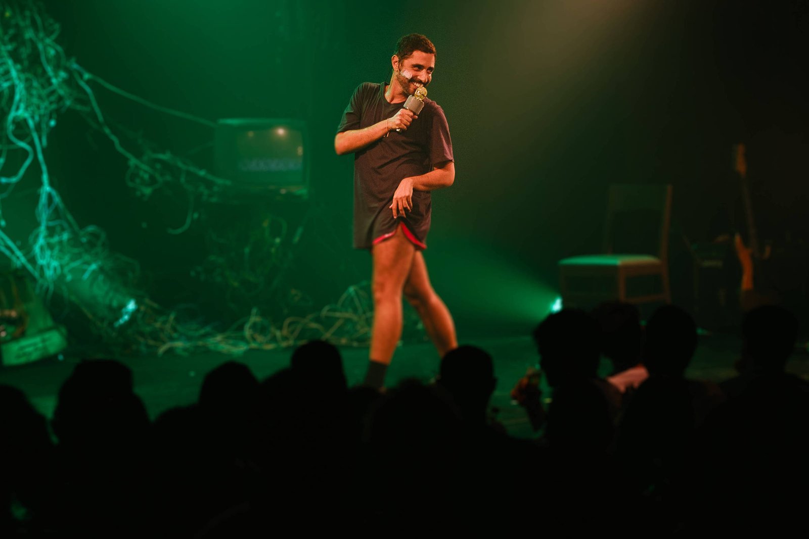 'Selvagem': Felipe Haiut transforma memórias em ritual - 30/09/2025 - Mise-en-scène