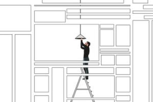 Pessoa em pé sobre escada ajusta luminária pendente no teto. Ambiente interno com múltiplas janelas de diferentes tamanhos ao redor.