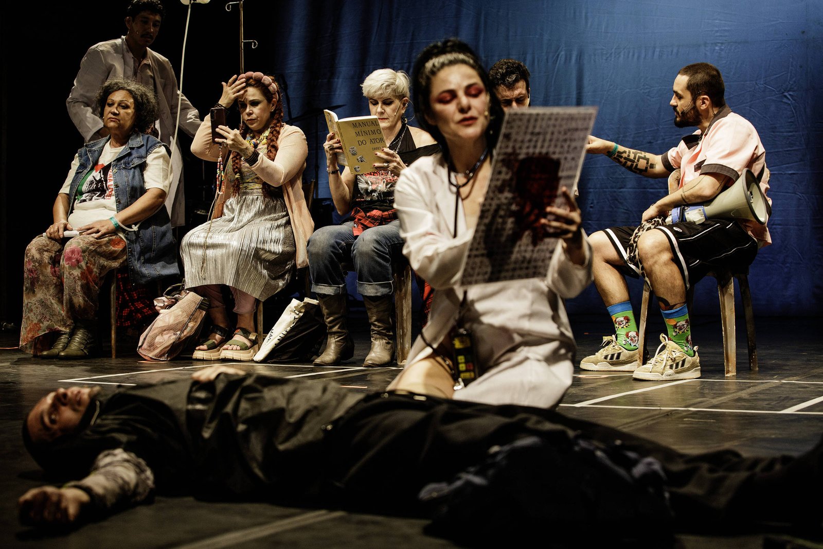 Livro de Linhas: o artefato performático da Cia. Mungunzá - 09/10/2025 - Mise-en-scène