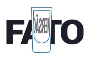 Um copo em primeiro plano distorce a palavra