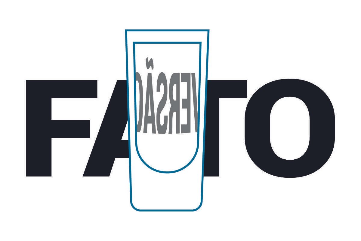 Um copo em primeiro plano distorce a palavra