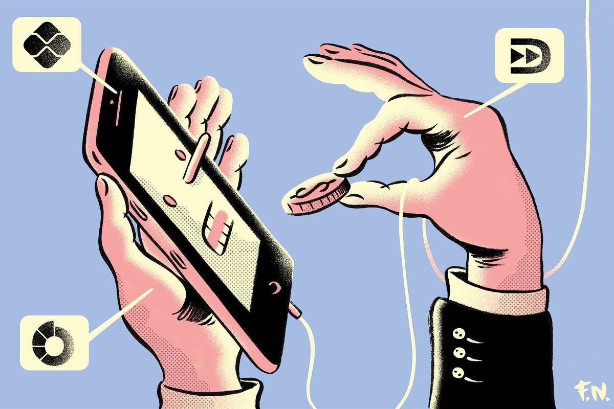 Mãos seguram um smartphone e uma moeda conectada por fio. Ícones gráficos indicam elementos digitais e financeiros ao redor.