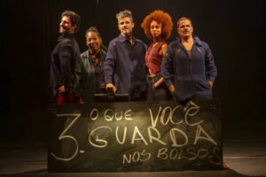 Peça 'Velocidade' desafia ritmo acelerado da era digital - 07/10/2025 - Mise-en-scène