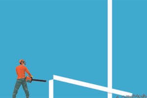 Pessoa vestindo capacete laranja com viseira, camiseta laranja e calça verde segura motosserra preta e laranja, olhando para estrutura branca abstrata contra fundo azul claro.