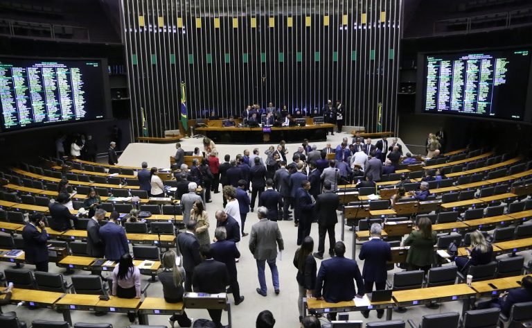 Discussão e votação de propostas legislativas.
