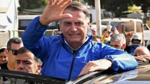 Bolsonaro passa por cirurgia de hérnia; Michelle diz que procedimento acabou e que ele passa bem