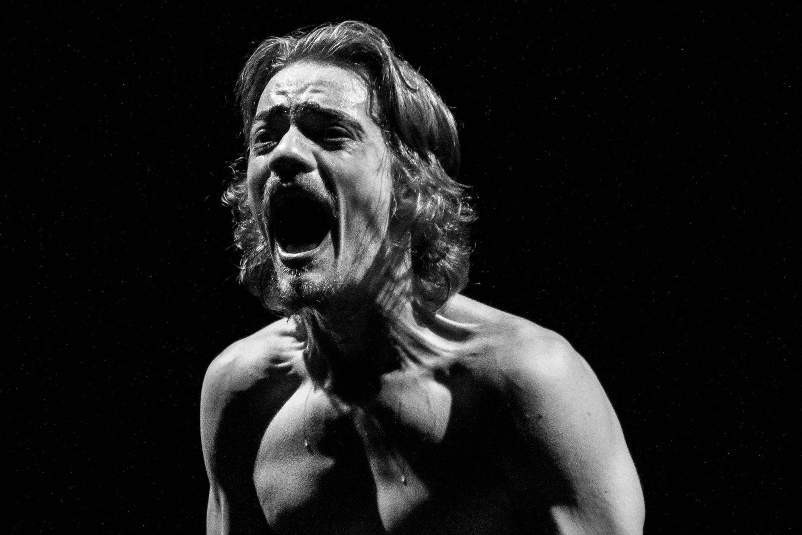 Joãozinha Desviada: peça transforma luto em ritual cênico - 16/12/2025 - Mise-en-scène