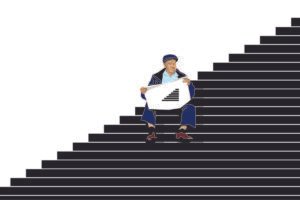 Um homem idoso sentado numa escadaria lendo um jornal. A manchete do jornal também é uma escadaria.