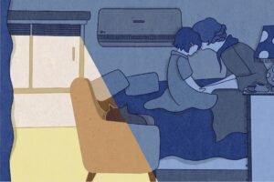 Mãe coloca criança para dormir em uma parte escura do quarto que contém um ar condicionado. Luz passa pela persiana semi aberta, criando uma pequena área iluminada no canto do quarto.