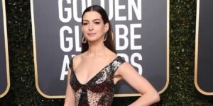 anne-hathaway-em-tapete-vermelho-com-vestido-elegante-durante-premiacao-golden-globe-awards