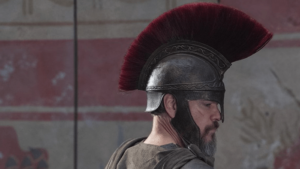 guerreiro-grego-com-elmo-de-penacho-vermelho-em-cena-do-filme-A-Odisseia