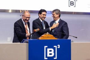 O vice-presidente da República, Geraldo Alckmin, o ministro de Portos e Aeroportos, Silvio Costa Filho, e o governador de SP, Tarcísio de Freitas, durante o leilão do túnel Santos-Guarujá, na B3, em São Paulo