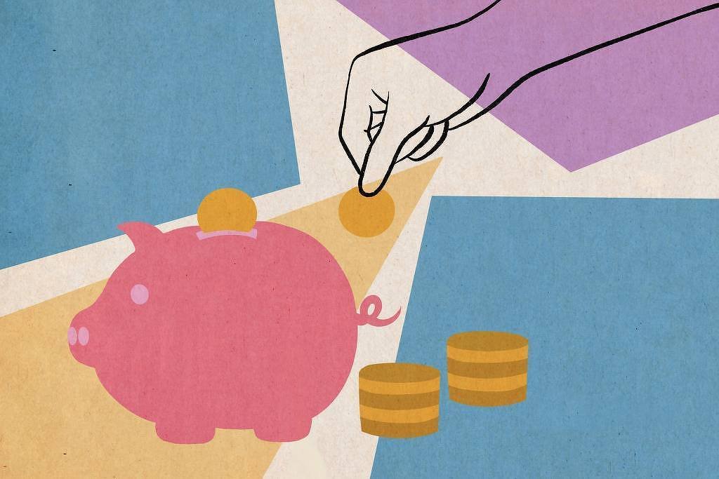 Ilustração mostra mão desenhada colocando moeda dourada em cofrinho rosa em formato de porco. Duas pilhas de moedas douradas estão ao lado do cofrinho. Fundo é composto por formas geométricas coloridas em azul, lilás e bege.