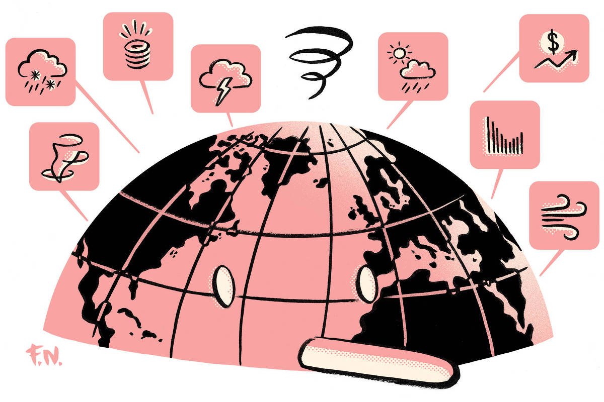Globo terrestre estilizado em preto e rosa com linhas de latitude e longitude. Ao redor, ícones representam fenômenos como tempestade com raio, tornado, chuva, vento forte, granizo, queda econômica e aumento de preços.