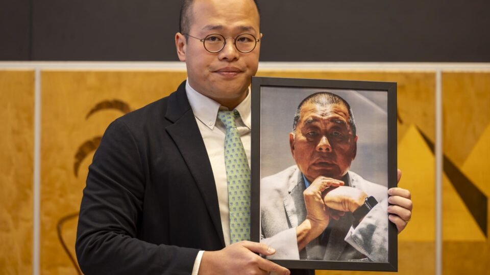 Magnata pró-democracia Jimmy Lai é condenado em Hong Kong