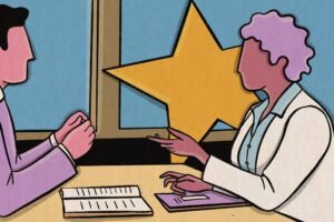 A ilustração mostra duas pessoas sentadas frente a frente em uma mesa, sugerindo uma conversa ou entrevista. À esquerda, está um homem de pele rosada, vestindo paletó lilás, com um caderno aberto à sua frente. À direita, uma mulher de pele rosada com cabelo lilás curto e cacheado, vestindo jaleco branco sobre uma blusa azul. Ela gesticula enquanto fala e tem uma prancheta roxa sobre a mesa. Ao fundo, uma grande estrela amarela aparece na janela.