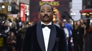 ryan-coogler-no-tapete-vermelho-usando-smoking-preto-em-estreia-de-filme-em-evento-de-cinema