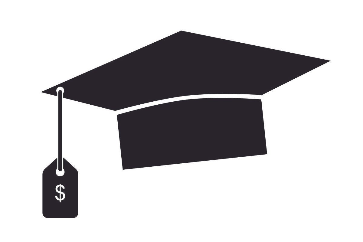 Um chapéu de formatura com etiqueta de preço