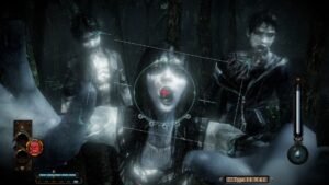 fatal-frame-gameplay-com-mira-da-camera-obscura-apontada-para-espiritos-em-floresta-nebulosa