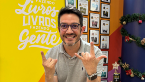 Marcelo Braga posa em um ambiente relacionado a eventos e produção de livros, reforçando a discussão sobre como experiências emocionais podem fortalecer o posicionamento e a lembrança de marca.