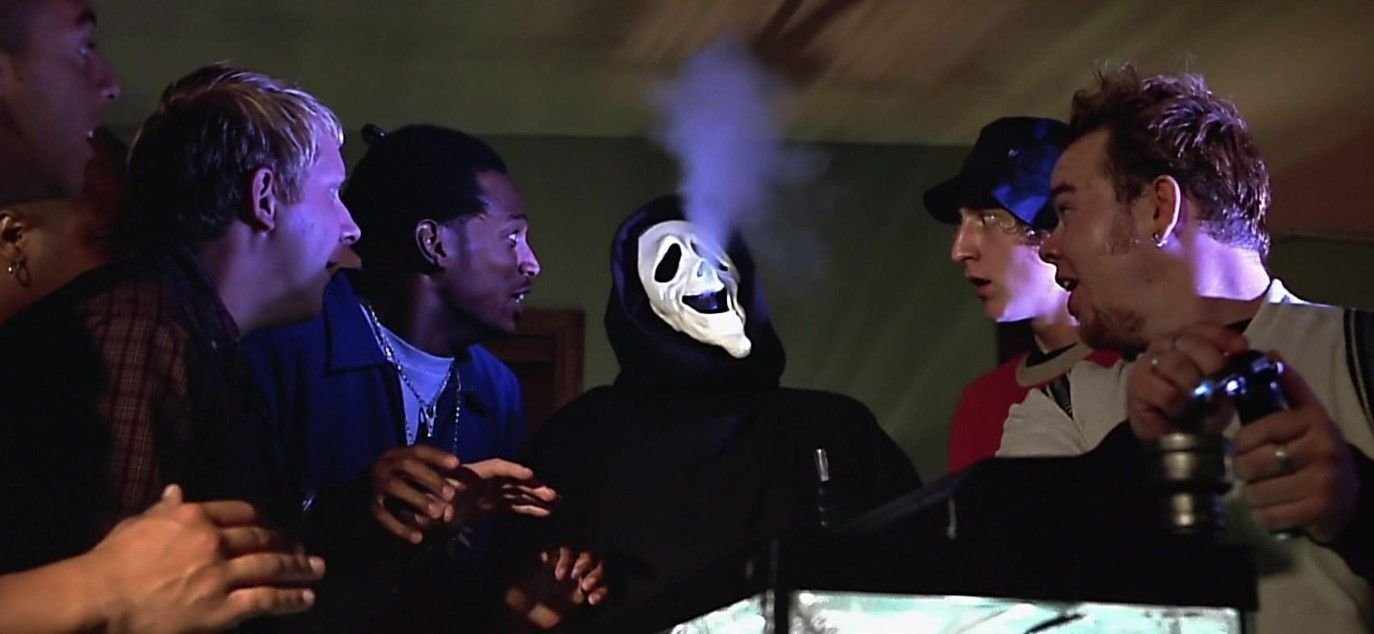 grupo-de-amigos-com-mascara-ghostface-cena-engracada-festa-todo-mundo-em-panico