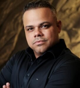 Em um ambiente empresarial cada vez mais competitivo e dinâmico, onde inovação, liderança e capacidade de adaptação se tornaram fatores decisivos, o multiempresário, autor e mentor Tiago Keniskley defende um princípio que considera fundamental para o crescimento profissional e empresarial: o investimento estratégico em relacionamentos.