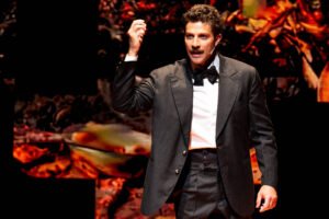 Chay Suede estrela peça sobre fama e identidade - 21/04/2026 - Mise-en-scène