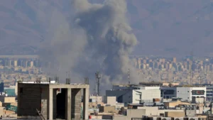 Israel ignora cessar-fogo e ataca Líbano, e bombardeios matam quase 300, diz Beirute