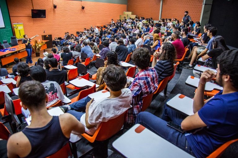 Educação - sala de aula - universidade universitários professores estudantes alunos