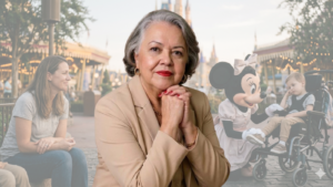 Mulher em destaque ao centro, em primeiro plano, com expressão firme e acolhedora, sobreposta a uma cena em parque temático onde, ao fundo, uma personagem vestida de Minnie interage com uma criança em cadeira de rodas sob o olhar atento da mãe.